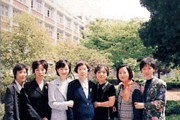 '사은회 밤'을 마치고 모교 방문 49회 졸업생(1998.4.19) 이미지