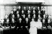 개교 당시의 기숙사와 학생들(1926) 이미지